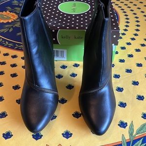 Kelly & Katie Black Lizard Booties Size 9